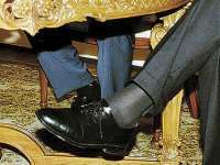 Мужчина в черных ботинках и белых носках